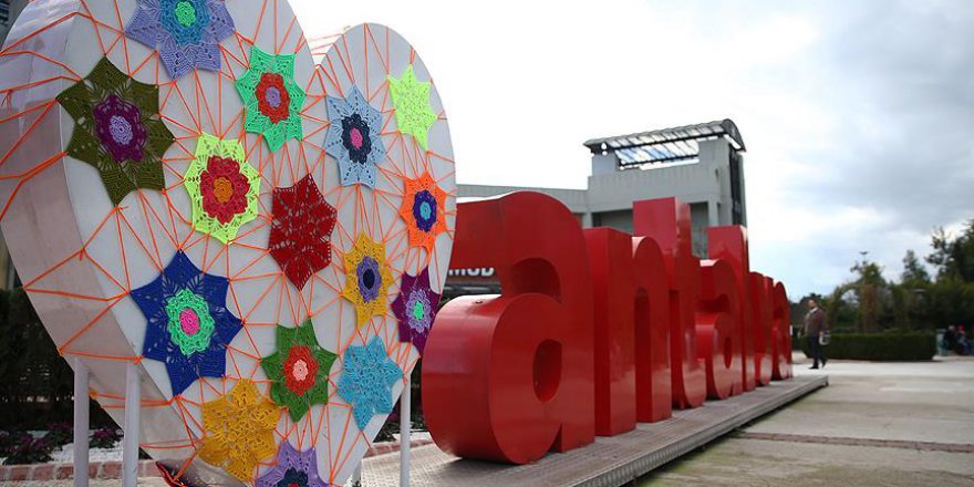 Antalya'da sokaklar yünden motiflerle süslendi