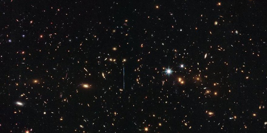 Hubble 3 katrilyon Güneş kütlesinde galaksi kümesini görüntüledi