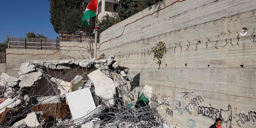 İsrail güçleri Filistinliye ait evi yıktı