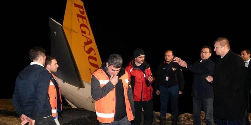 Pistten çıkan uçağın kaldırılması çalışmaları sürüyor