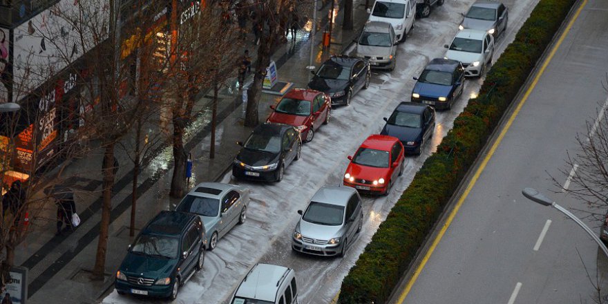 Çorum'da cadde beyaza büründü