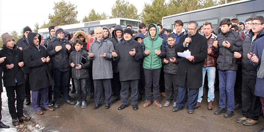 İmam Hatip öğrencileri ve öğretmenleri kar duasına çıktı