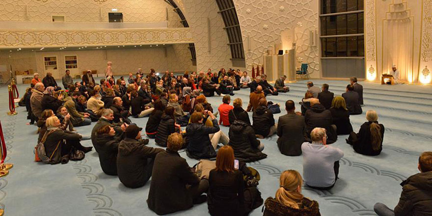 Almanlar Köln Camisi'nin 'akşam çayı'na geldi