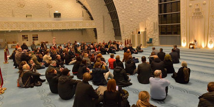 DİTİB Köln Camisi'ne Almanlardan yoğun ilgi