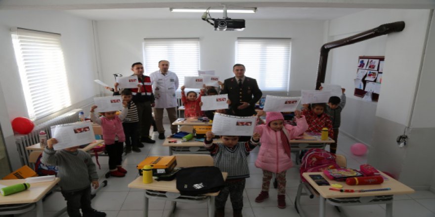 Jandarmadan ilkokul öğrencilerine karne sürprizi