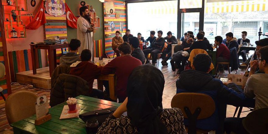 Açtığı sanat kafede meddahlık geleneğini yaşatıyor