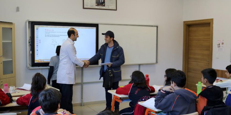 Postacılar 'mektup kardeşliği' için mesaide