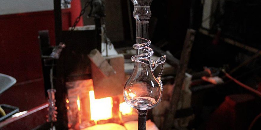 Suriyeli mülteci 2 bin yıllık cam üfleme tekniğiyle ilgi çekiyor