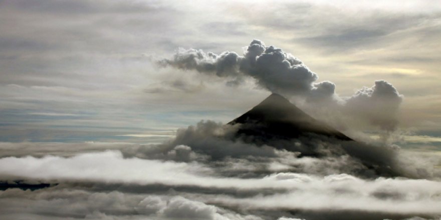 Filipinler'deki Mayon yanardağı faaliyete geçti