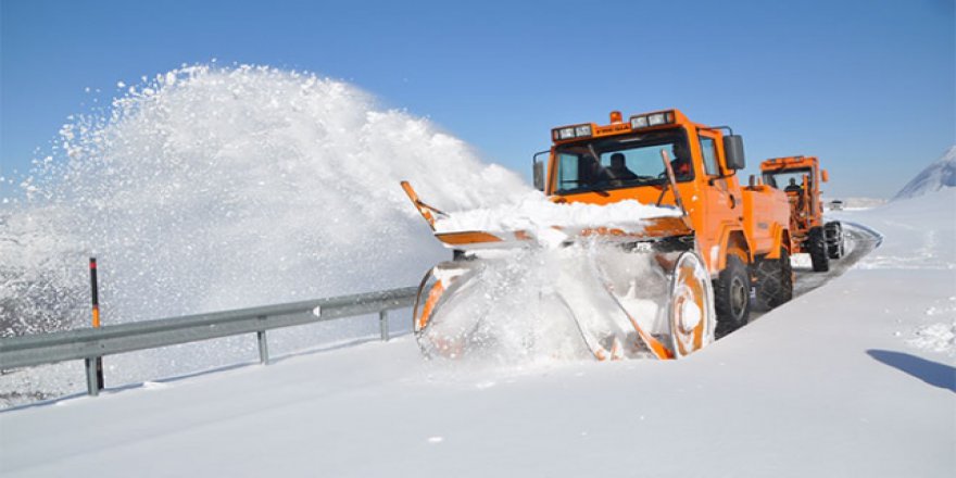 Kar yağışı ve tipi ulaşımı aksatıyor