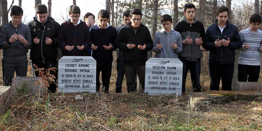 Depremde ölen öğrencilerin mezarları okullarının bahçesinde