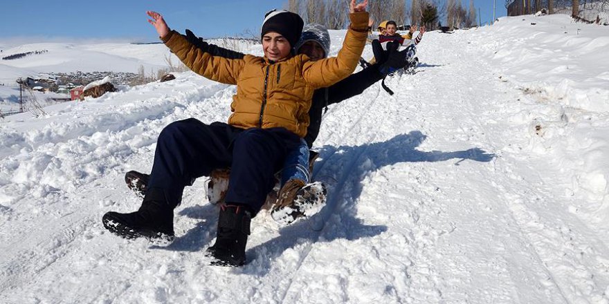 Yarıyıl tatilinde çocukların kızak keyfi
