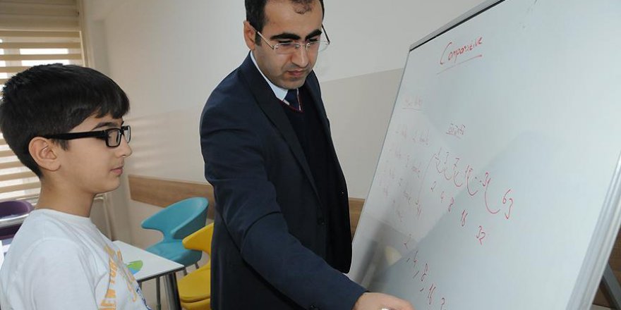 Kağıt ve kalem kullanmadan dört işlem yapıyor