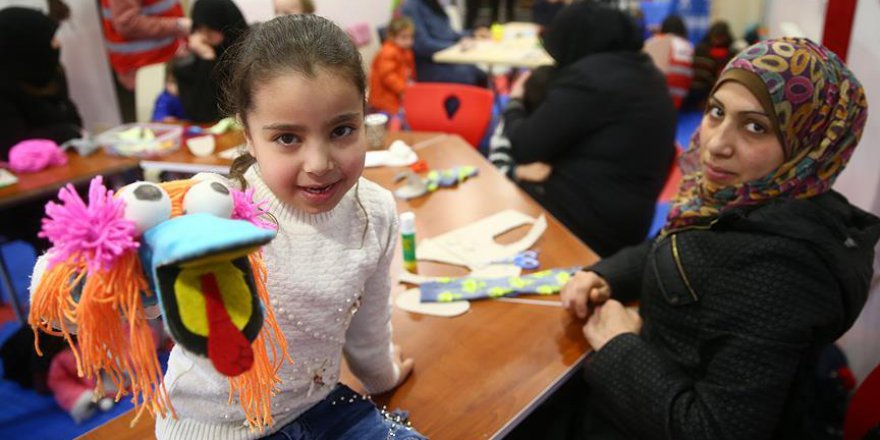 Sığınmacı çocuklara anneleriyle eğitim