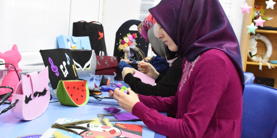 Sınav stresini atarken harçlık da çıkardılar