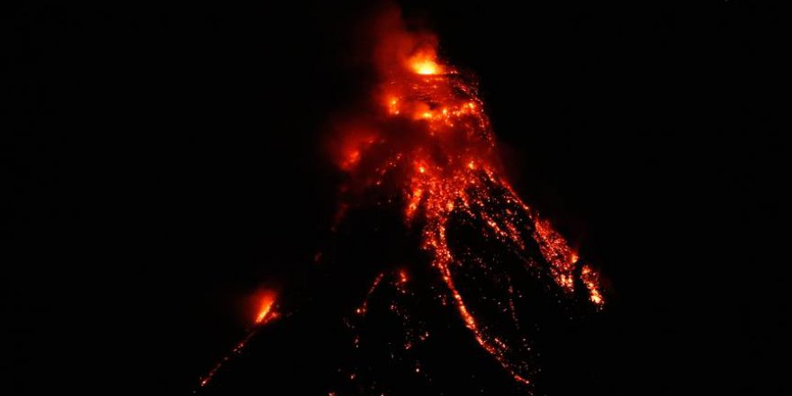 Japonya ve Filipinler'de volkanik hareketlilik