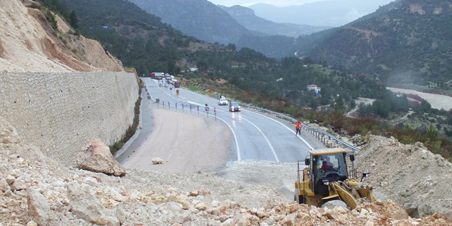 Mersin'de heyelan karayolunu kapattı