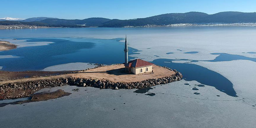 Gölün ortasındaki cami ibadete açıldı