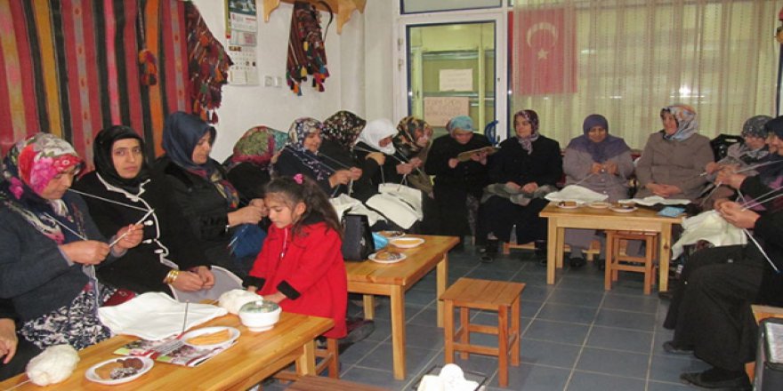 Annelerden Mehmetçik için içlik ve yemek