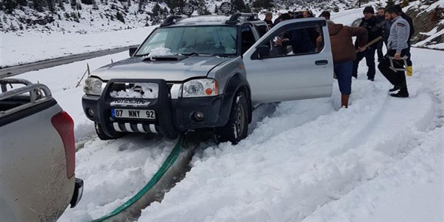 Karaman'da kar yağdı ulaşım durdu