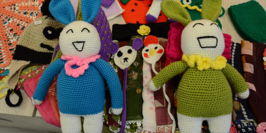 Yetimleri 'Mercan bebek'le sevindiriyor