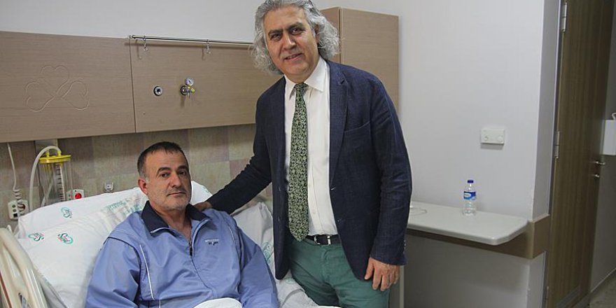 Diz protezi yerine eklem koruyucu yöntemle yürüdü