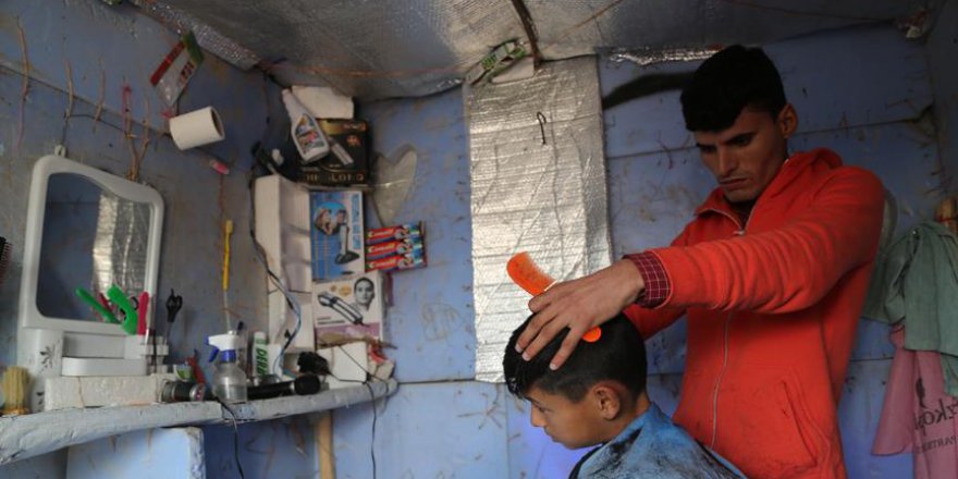 Musul'dan kaçan berber Süleyman seyyar berber dükkanında mesleğini icra etmeye çalışıyor