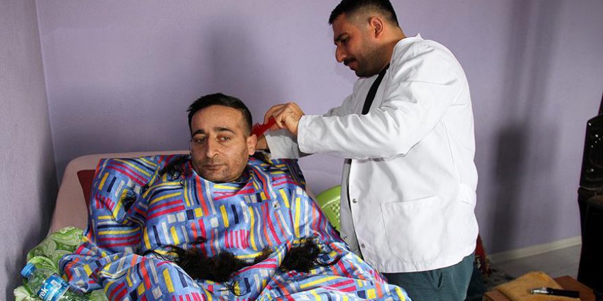 Köy köy gezip engelli ve yatalak hastaları tıraş ediyor