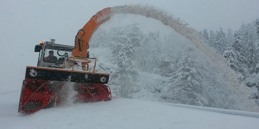 Doğu Anadolu'da kar yağışı nedeniyle 92 ilçenin yolu ulaşıma kapandı
