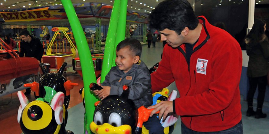 Suriyeli kardeşler ilk kez lunaparka gitti