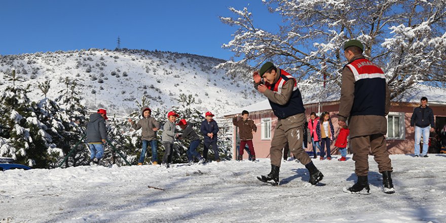 Jandarmadan ilkokul öğrencilerine sömestir sürprizi