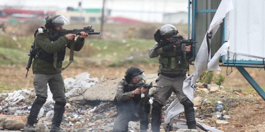 İsrail askerleri bir Filistinliyi plastik mermiyle yüzünden vurdu