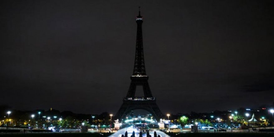 Eyfel Kulesi Afganistan'da bombalı saldırıda ölenler anısına karartıldı