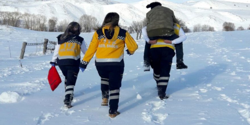 Sağlık personeli, yaralıyı ambulansa kadar sırtında taşıdı