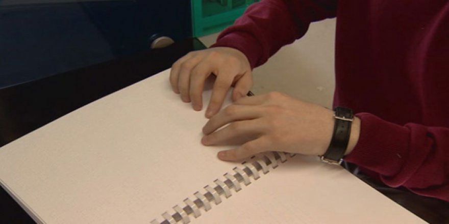 Arapça ders kitabını Braille alfabesine çevirdi