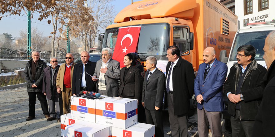 Afrin'deki terör mağdurlarına ayakkabı yardımı