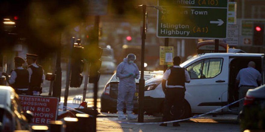 İngiltere'de ırkçı terörist saldırı suçlamalarını reddetti