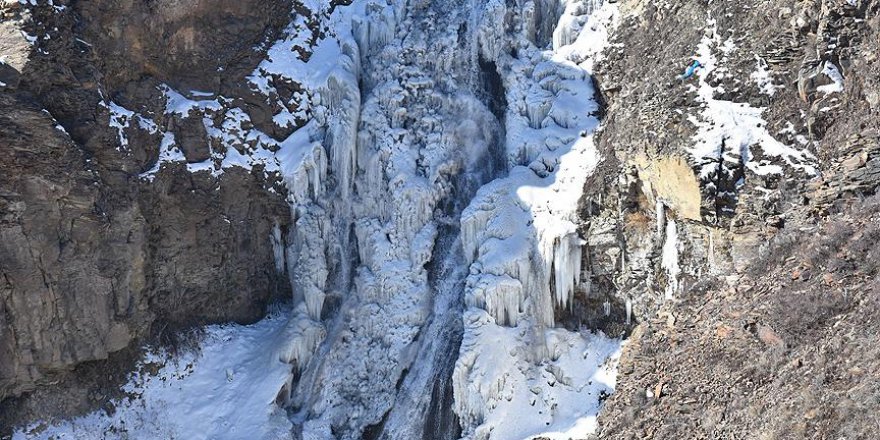 Hava sıcaklığı 20 dereceye düştü Susuz Şelalesi dondu
