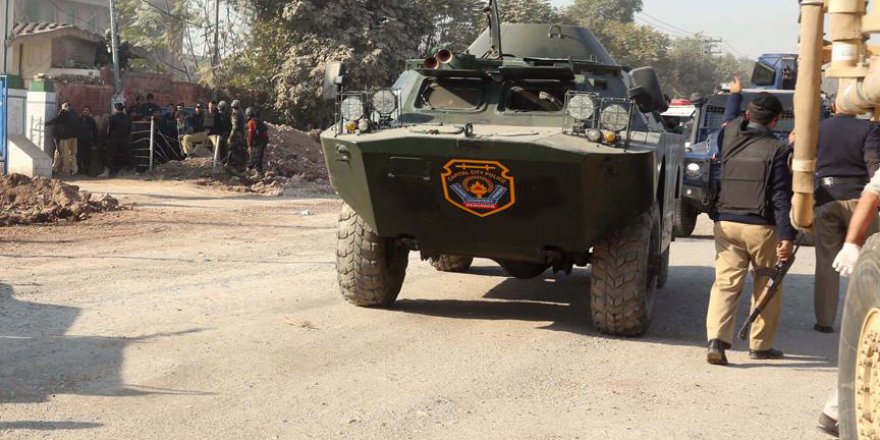 Pakistan'da bombalı saldırı: 11 ölü