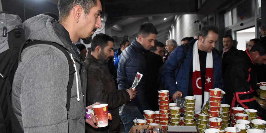 'Doğu Ekspresi' yolcularına sıcak çorba ve helva ikram edildi