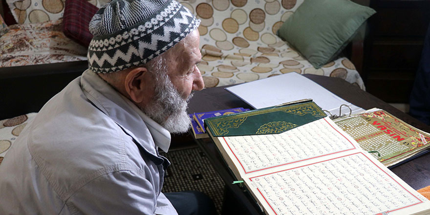 87 yaşındaki Nail Dede Kur'an'ı anlamak için okuma-yazma öğrenecek 