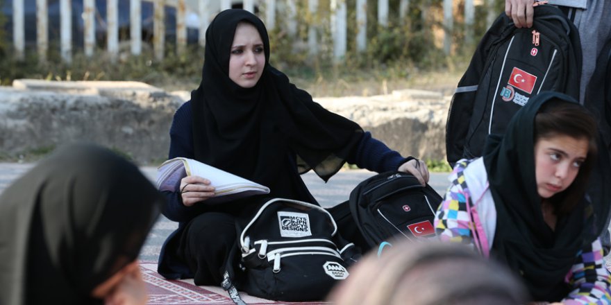 Türk STK'lerden Pakistanlı öğrencilere yardım
