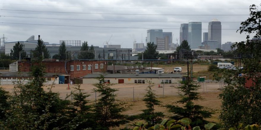 Londra'daki cami yıkılmaya başlandı cemaat tepkili