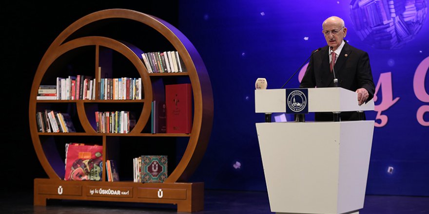 Gençlerin yoğun ilgi gösterdiği '4. Üsküdar Kitap Fuarı' başladı