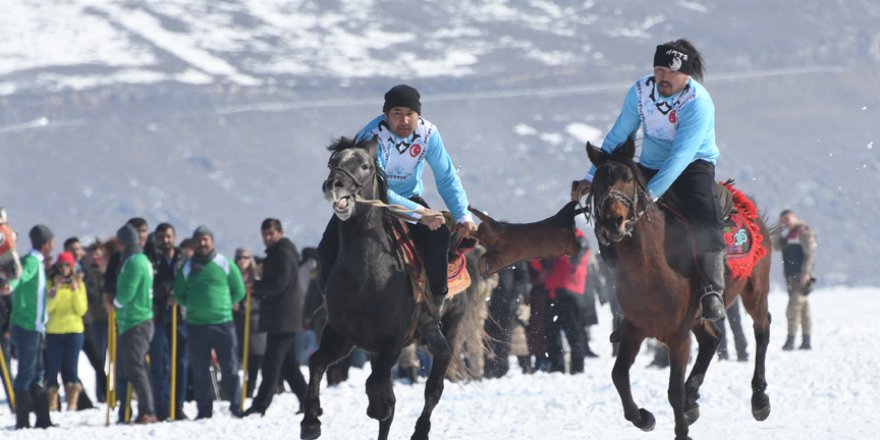 Buz tutan Çıldır Gölü'nde 'kış şöleni'ne yoğun ilgi