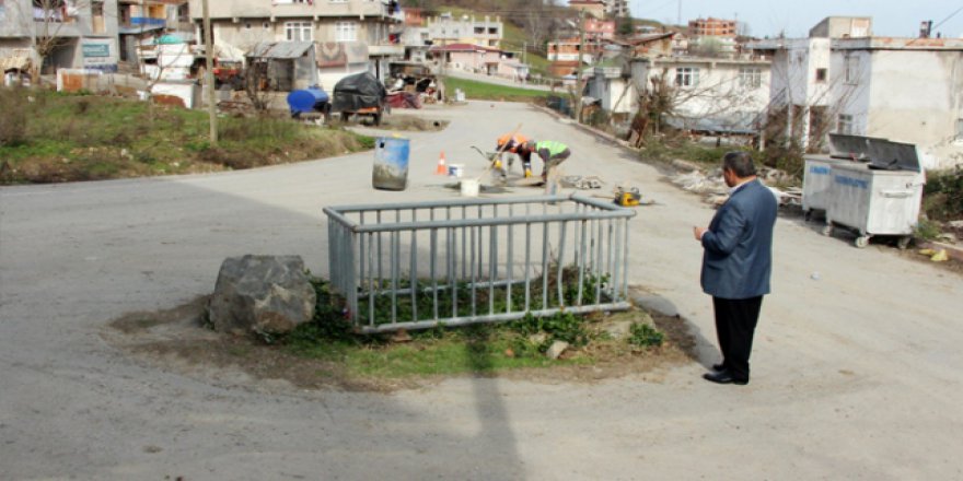 Yol ortasında kalan mezar merak konusu oldu