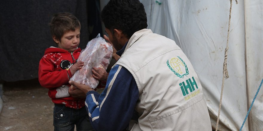 İHH Suriye'ye gönderdiği yardım TIR'ını basına gösterdi
