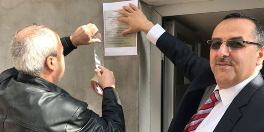 İmam evsizler için camiye ilan astı