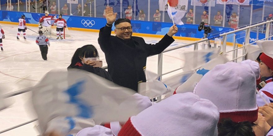 Kim Jong-un'a benzeyen kişi bir anda tribüne daldı, ortalık karıştı