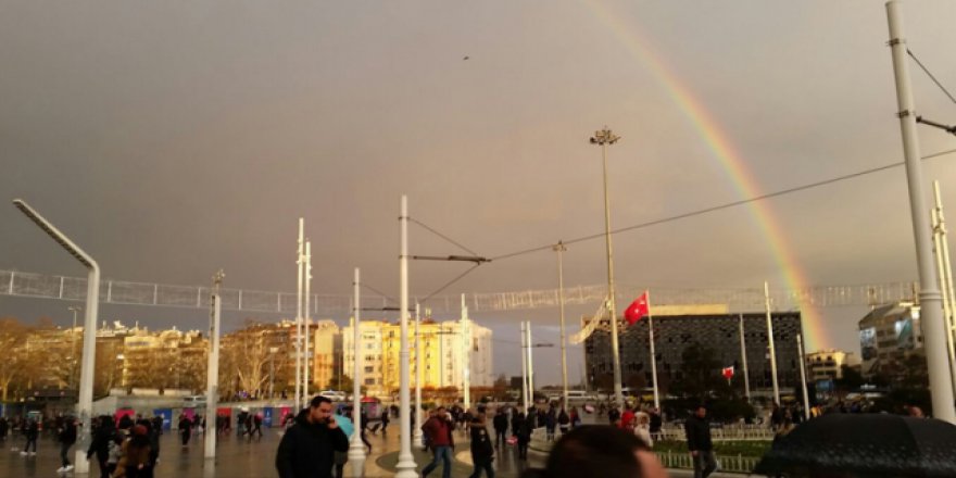 Taksim’de beliren gökkuşağı kendine hayran bıraktı